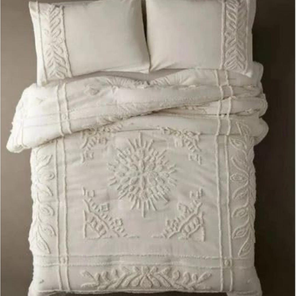 Cream Duvet Cover with Elaborate Embroidered-like Tufted Design